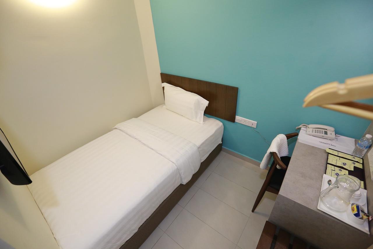 Pantai Regal Boutique Hotel Куантан Экстерьер фото