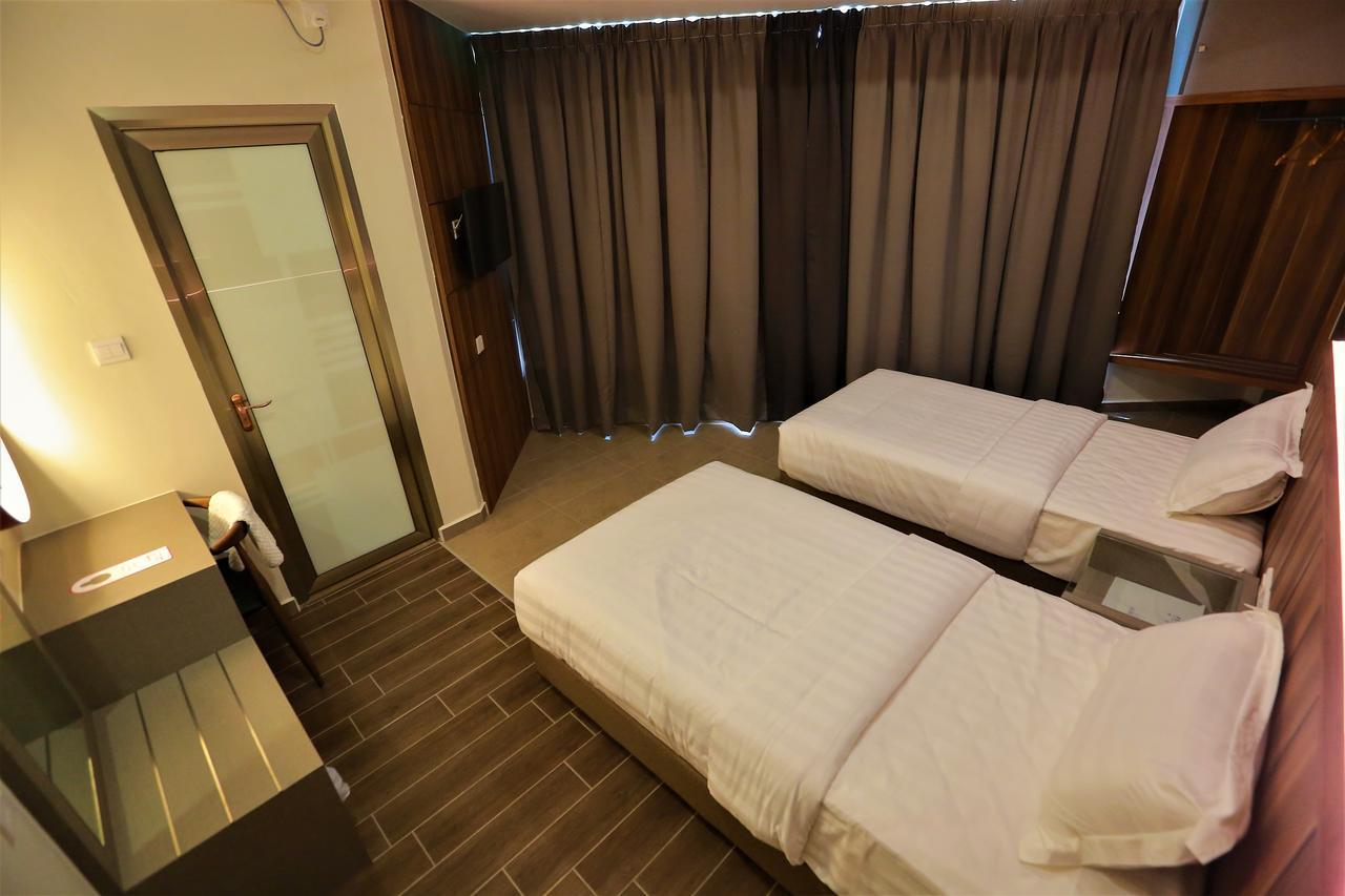 Pantai Regal Boutique Hotel Куантан Экстерьер фото