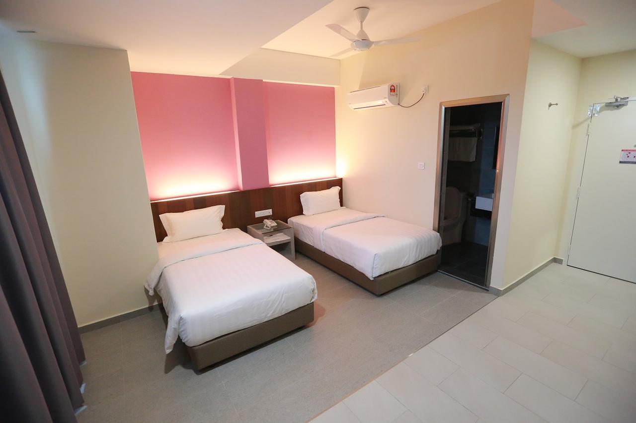 Pantai Regal Boutique Hotel Куантан Экстерьер фото