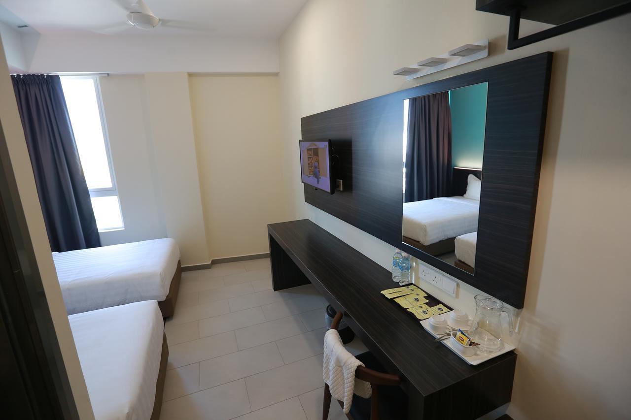 Pantai Regal Boutique Hotel Куантан Экстерьер фото